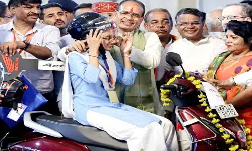 MP News: नगरपालिक निगम, एयर पोर्ट, महाविद्यालय की सौगात...CM शिवराज सिंह ने  7 हजार 790 विद्यार्थी को दी निःशुल्क स्कूटी