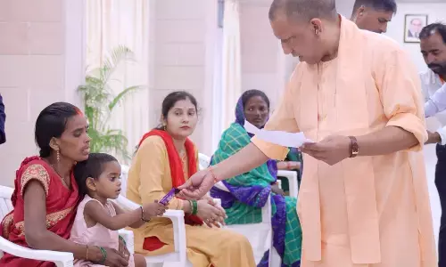 Yogi Adityanath News: सीएम योगी ने जनता दर्शन में फरियादियों से किया न्याय दिलाने का वादा