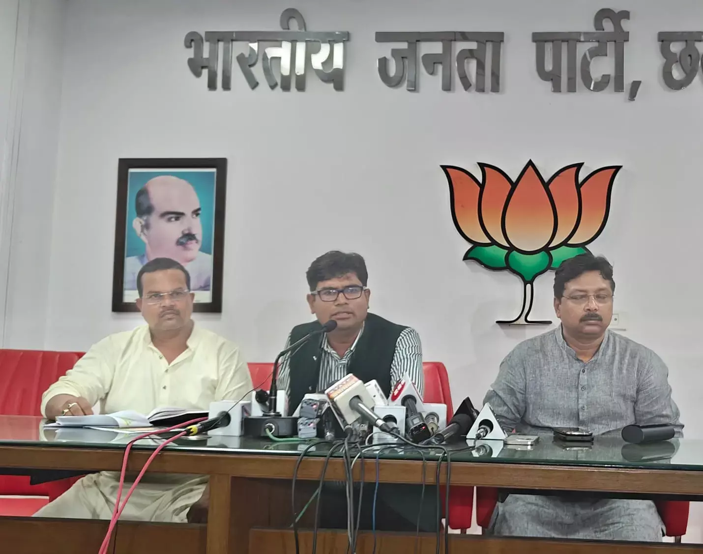 Mahadev Satta App: महादेव सट्टा एप में भाजपा ने लगाया टेरर फंडिंग का आरोप, चौधरी बोले- डी कंपनी से जुड़े हैं इसके तार, NIA जांच की मांग