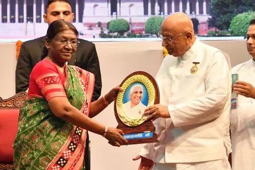 President Draupdi Murmu News : राष्ट्रपति द्रौपदी मुर्मू ने दादी प्रकाशमणि की स्मृति में जारी किया डाक टिकट President Draupdi Murmu News : राष्ट्रपति द्रौपदी मुर्मू ने दादी प्रकाशमणि की स्मृति में जारी किया डाक टिकट