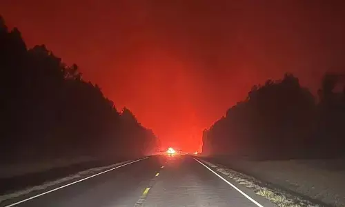 US Fire News: अमेरिका में बेकाबू हुई जंगल की आग, लोगोें ने घरों को किया खाली