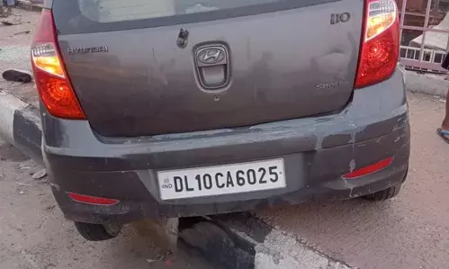 Ghaziabad Road Accident : एनएच 9 पर बिजली के खंभे से टकराई तेज रफ्तार कार, 15 वर्षीय बच्चे की मौत