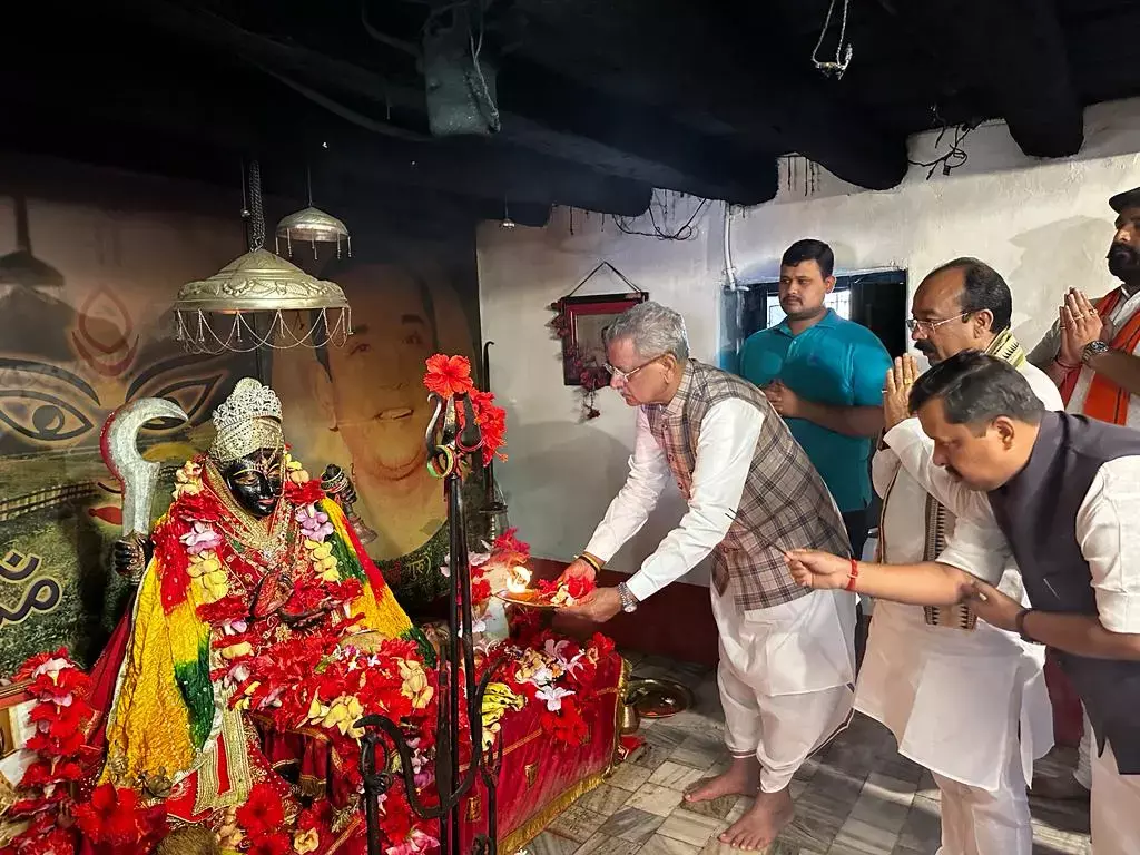 छत्तीसगढ़ में भाजपा के चुनाव प्रभारी ओम माथुर, प्रदेश अध्यक्ष अरुण साव आज मत्था टेकने सोगड़ा के प्रसिद्ध अघोरेश्वर बाबा के दरबार में पहुंचे।