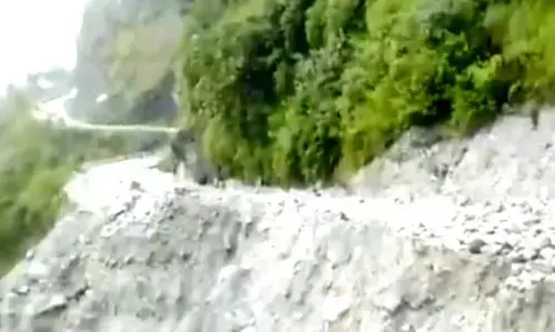 Badrinath News Today : भारी बारिश से हाईवे पर लगातार गिर रहे मलबा और पत्थर