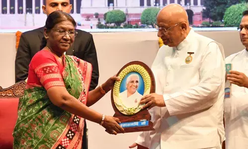 President Draupdi Murmu News : राष्ट्रपति द्रौपदी मुर्मू ने दादी प्रकाशमणि की स्मृति में जारी किया डाक टिकट