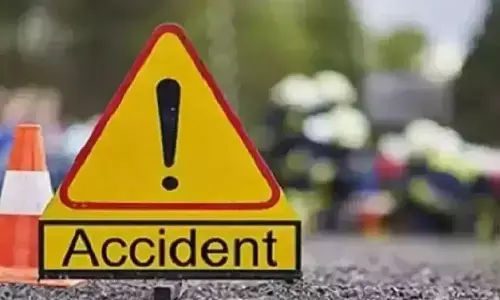 Katni Accident News: बाइक सवारों को रौंदने के बाद अनियंत्रित होकर पलटी बस, 3 लोगों की मौत