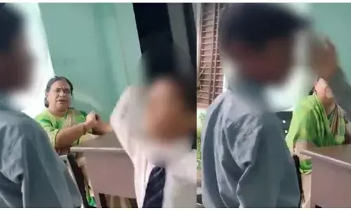 Muzaffarnagar Viral Video: मुजफ्फरनगर में महिला शिक्षक ने सहपाठियों से बच्चे को लगवाए थप्पड़, वीडियो वायरल