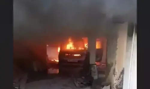 Greater Noida News: ग्रेटर नोएडा के सोसाइटी के पार्किंग में खड़ी कार में लगी आग, मौके पर पहुंची फायर बिग्रेड बिग्रेड