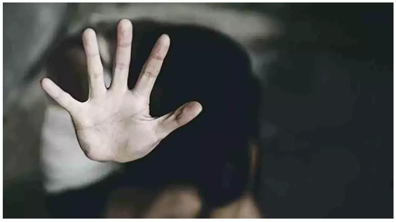 CG-तहसील दफ्तर के क्लर्क ने जाति प्रमाण पत्र बनवाने आई युवती से 6 वर्षो तक रेप, फिर शादी से मुकरा, जुर्म दर्ज...