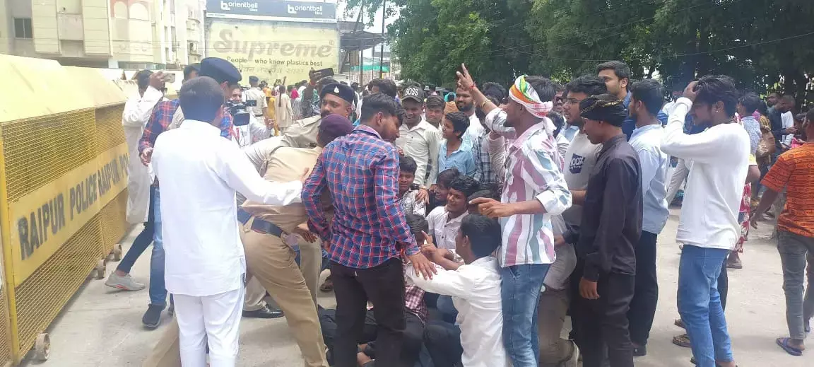 ED Raid In Chhattisgarh: रायपुर में ईडी के कार्यालय के बाहर टेंट लगाकर कांग्रेसी कर रहे जोरदार प्रदर्शन, देखें फोटो- वीडियो