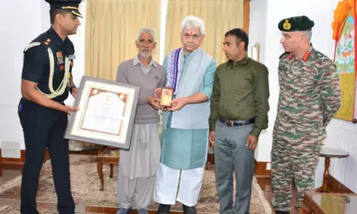 Jammu Kashmir News : जम्मू-कश्मीर एलजी ने शहीद के पिता को सौंपा सर्वोत्तम जीवन रक्षा पदक