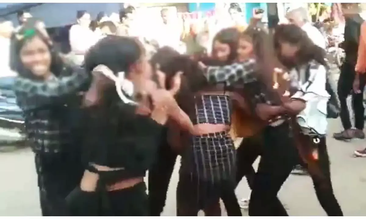 CG Korea News : लड़कियों के गैंगवार का वीडियो वायरल, एक दूसरे के साथ जमकर हुई मारपीट...