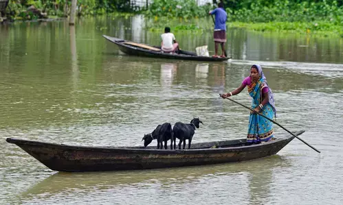 Assam Flood News : असम में बाढ़ से 1.90 लाख से अधिक लोग प्रभावित