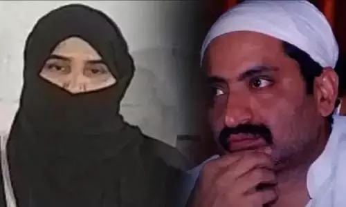 Prayagraj News: पुलिस ढूंढती रही, अशरफ की पत्नी जैनब हाईकोर्ट में फोटो खिचवाकर हो गई फरार