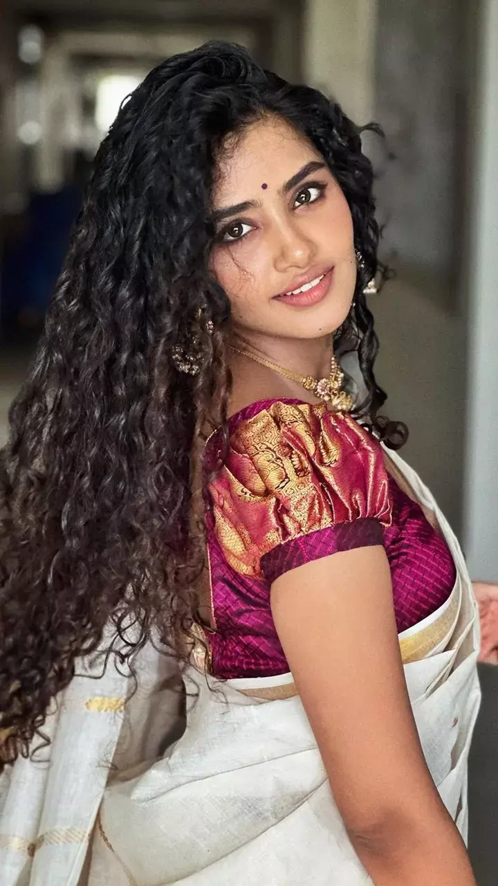 खुले बाल, माथे पर बिंदी, सफेद साड़ी में Anupama Parameswaran ने दिखाई ग्लैमरस लुक, यहां देखिए खूबसूरत तस्वीरें