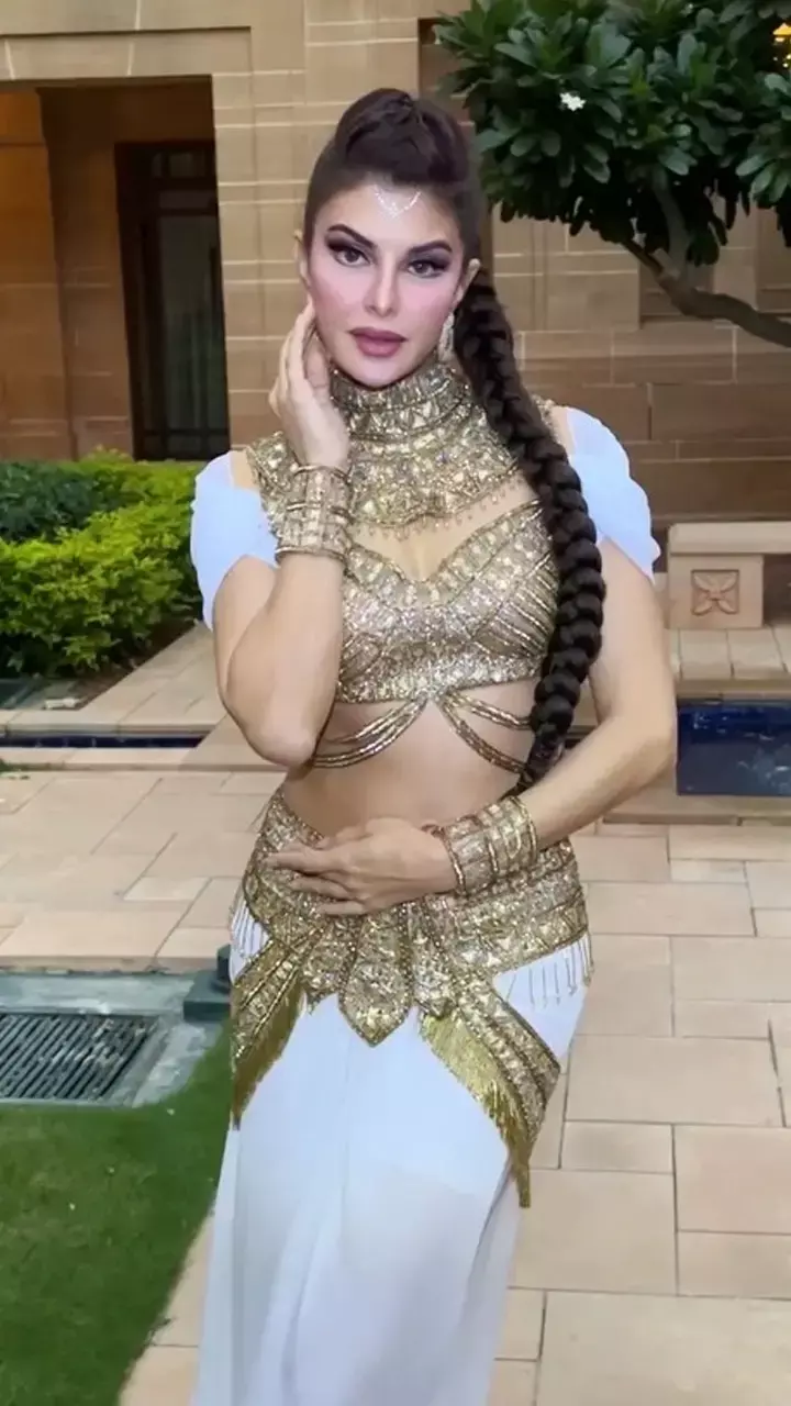 Jacqueline Fernandez का कयामत लुक, तस्वीरें देख एक्ट्रेस के अंदाज पर मर मिटे फैंस...