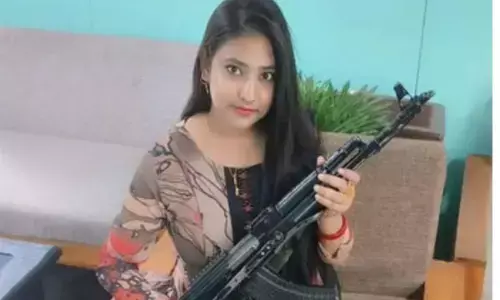 पहली सालगिरह में पत्नी को दी AK-47, फ़ोटो हुई वायरल...मचा बवाल