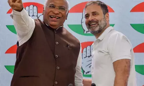 Congress Grah Laxmi Yojna : गृह लक्ष्मी योजना शुभारंभ के लिए राहुल गांधी और मल्लिकार्जुन खड़गे पहुंचे मैसूर