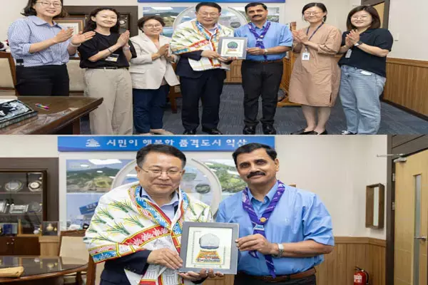 जब छत्तीसगढ़ अंदाज में नजर आए कोरिया के इक्सन सिटी के मेयर, राजकीय गमछा से सम्मान...