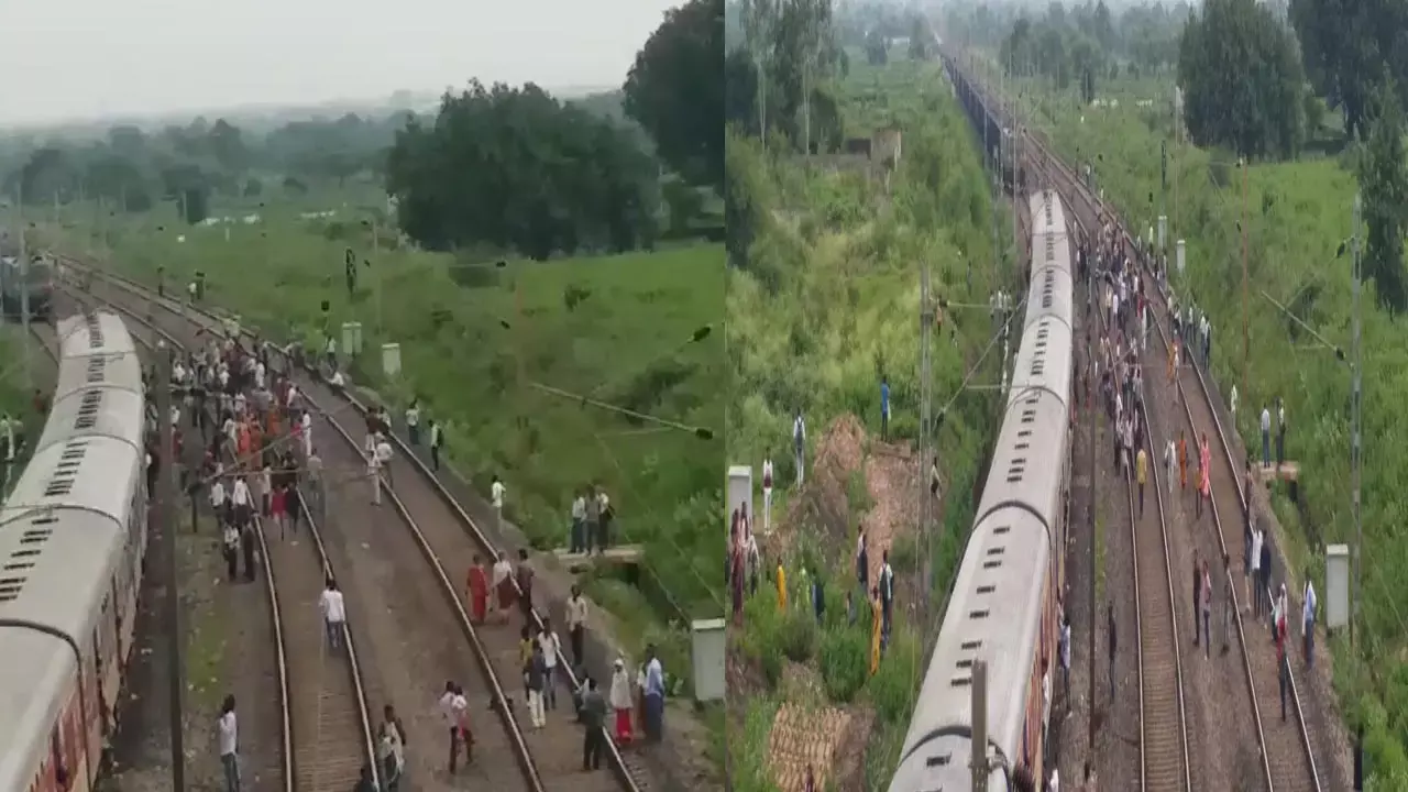 CG-एक्सप्रेस ट्रेन के पीछे एक ही ट्रैक पर आ गई मालगाड़ी, यात्री उतर भागे, वीडियो वायरल...
