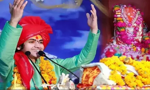 Bageshwar Dham News: पंडित धीरेंद्र शास्त्री के बिगड़े बोल, ब्यूटी पार्लर जाने वाली महिलाओं को कहा- काला जामुन