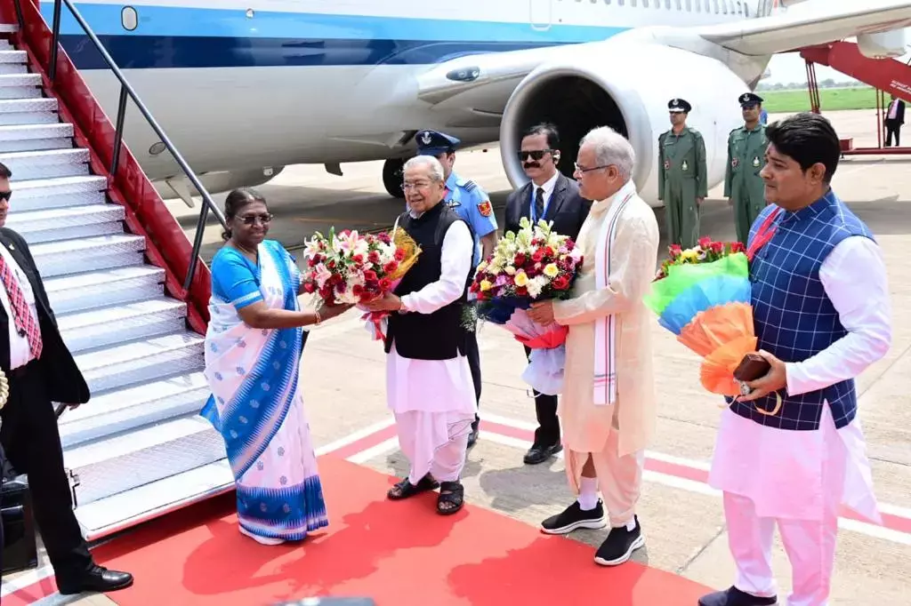 President Draupadi Murmu Visit in Chhattisgarh: स्वागत है महामहिम: रायपुर एयरपोर्ट पर राज्यपाल और मुख्यमंत्री ने राष्ट्रपति की ऐसे की अगुवानी, देखिए फोटो