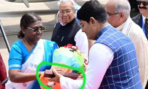 रायपुर एयरपोर्ट पर राष्‍ट्रपति द्रौपदी मुर्मू को शहर की चाबी सौंपते मेयर एजाज ढेबर