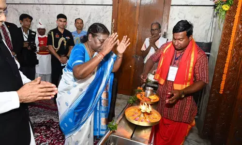 President Draupadi Murmu Visit in Chhattisgarh: राष्‍ट्रपति मुर्मू ने की भगवान जगन्‍नाथ की पूजा-अर्चना, एसीएस साहू व राउत ने किया स्‍वागत, देखें तस्‍वीरें