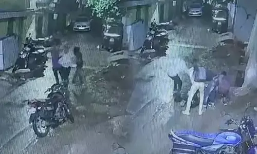 CG-पिता-पुत्र पर चाकू से हमला कर लूट, पहले जानबुझकर बाइक से गिरे, फिर पिता-पुत्र पर चाकू से किया हमला...