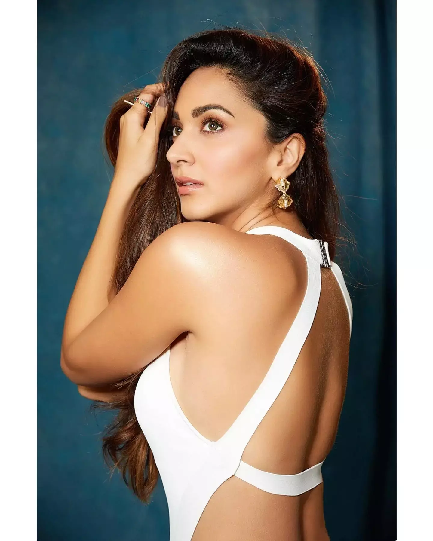 Kiara Advani Video: कियारा आडवाणी HOT लुक में hui spot, एक्ट्रेस ने दिए HOT पोज