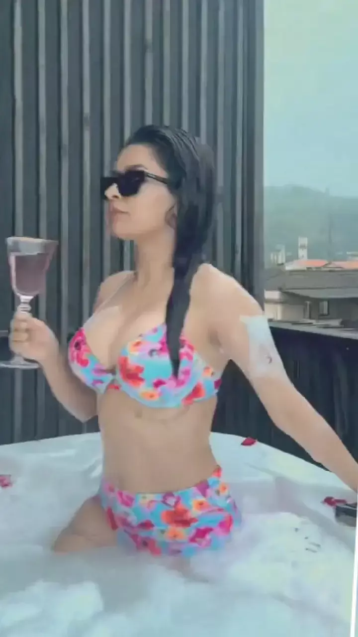 Avneet Kaur ने  बिकनी पहन स्विमिंग पूल में लगाई आग, Watch Video