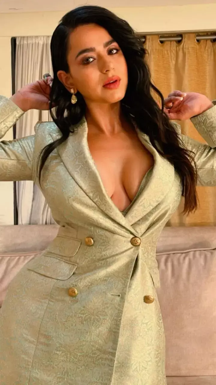 सौंदर्या शर्मा का स्टायलिश आउटफिट में दिखा स्टनिंग अवतार