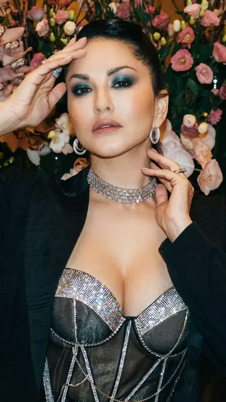Sunny Leone ने इंटरनेट का बढ़ाया पारा, रिवीलिंग ड्रेस में दिखाई हॉट फिगर, Photos देख फैंस बोले- जहर...