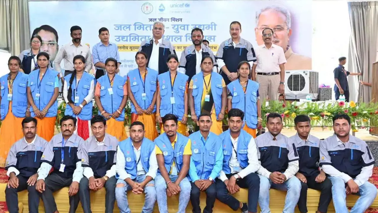 रोजगार की अनोखी योजनाः ग्रामीण युवाओं को नल-पाइप फिटिंग, इलेक्ट्रिकल फिटिंग-रिपेयरिंग, सोलर पैनल रिपेयरिंग, पम्प आपरेटर की दी जा रही ट्रेनिंग...