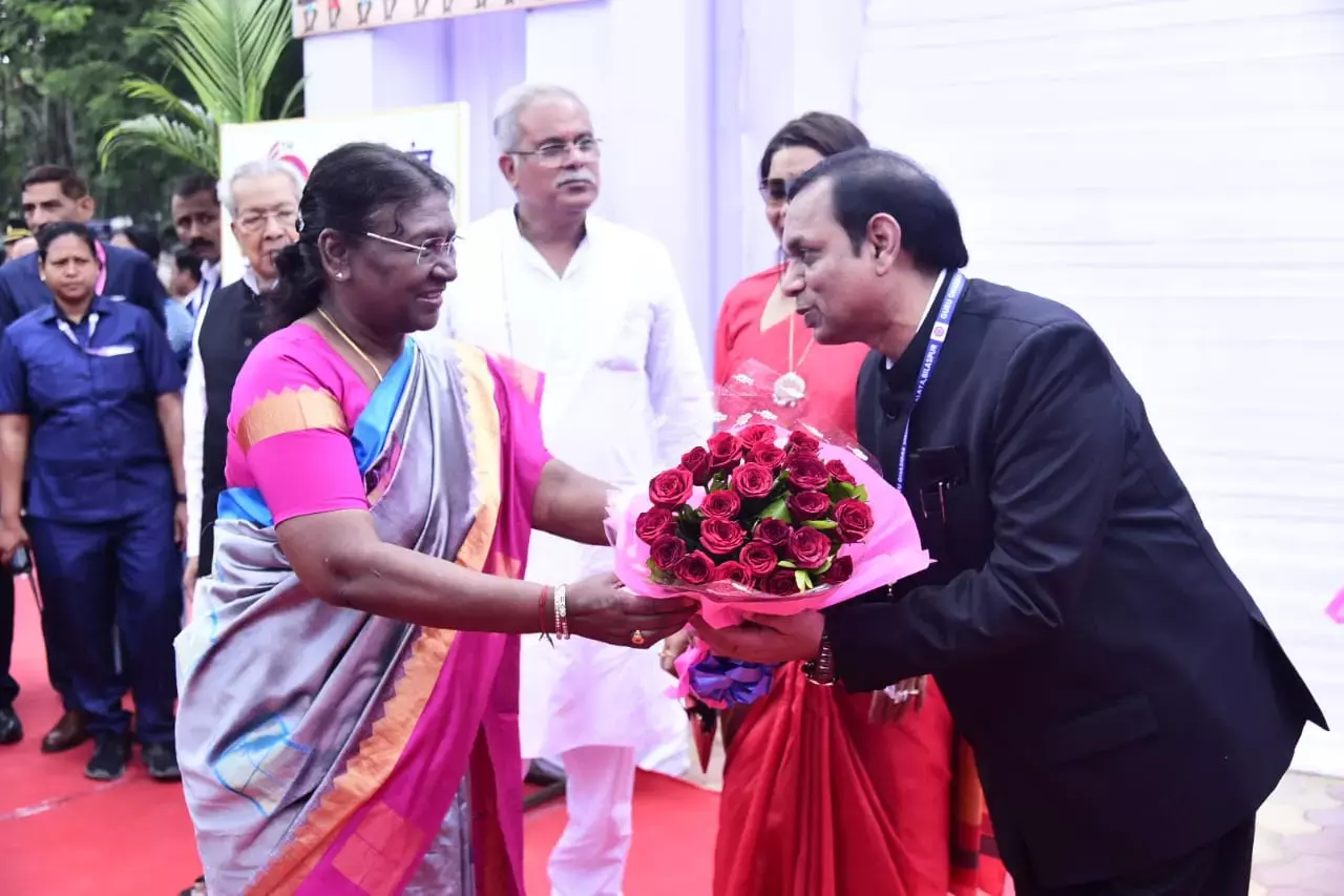 राष्‍ट्रपति द्रौपदी मुर्मू का स्‍वागत करते गुरु घासी दास सेंट्रल यूनिवसर्टिी के  कुलपति आलोक कुमार चक्रवाल