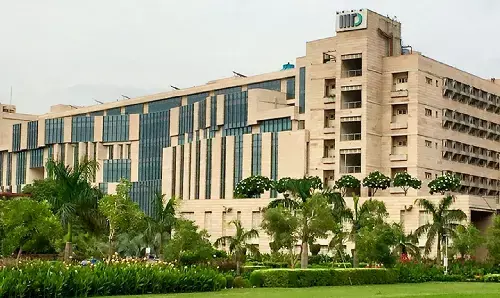 IIT Delhi : IIT दिल्ली में छात्र ने अपने हॉस्टल में की आत्महत्या, दिल्ली पुलिस जांच में जुटी
