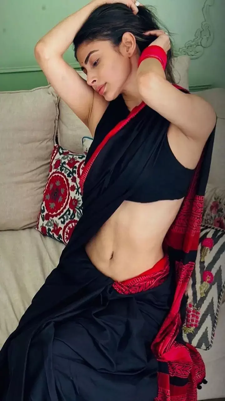 ब्लैक साड़ी पहन Mouni Roy ने स्टाइलिश अंदाज में बिखेरा ऐसा कहर