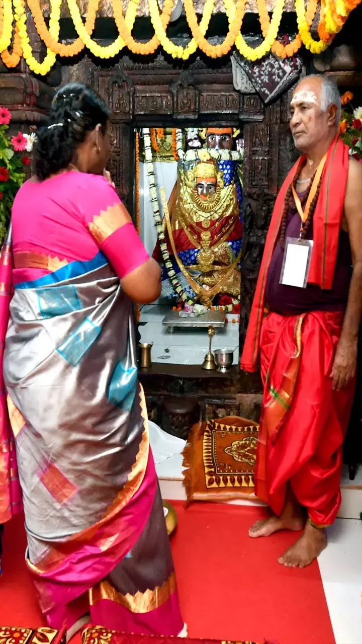 शक्ति के सामने हाथ जोड़े खड़ी देश की सबसे शक्तिशाली महिला...राष्ट्रपति...