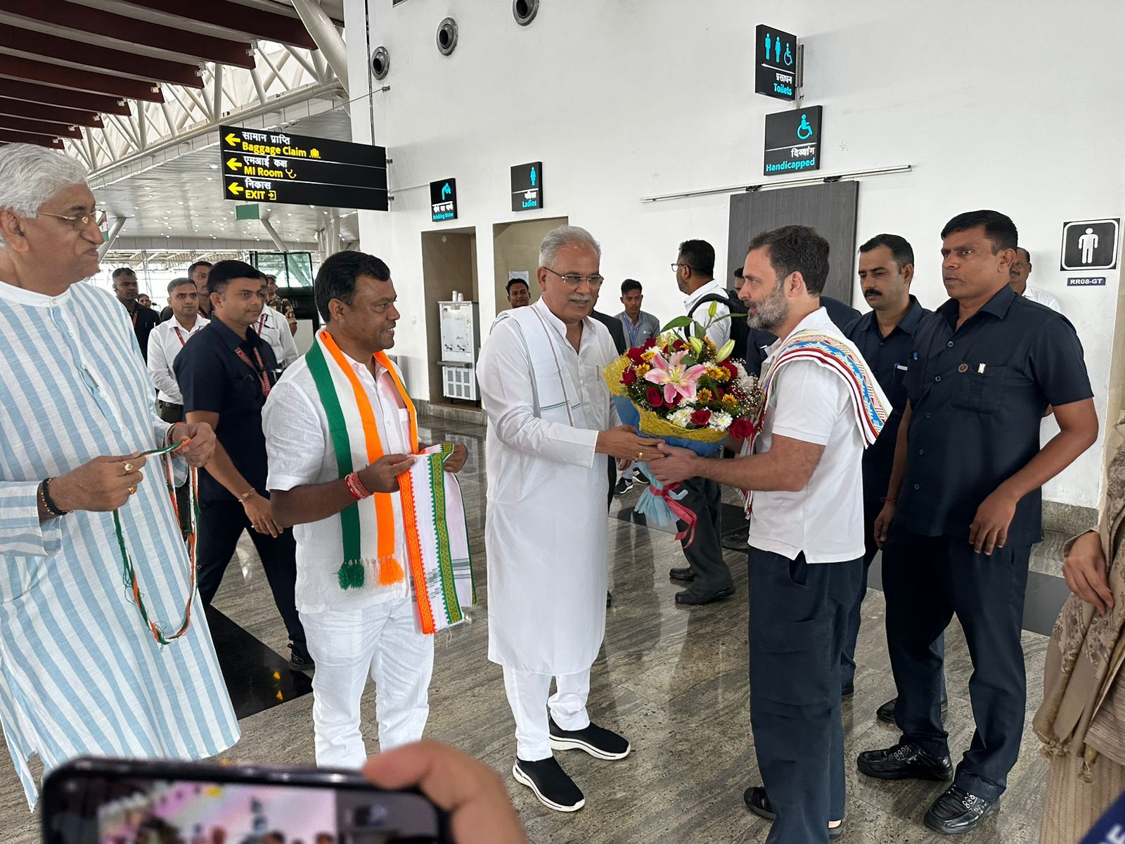 राजीव युवा मितान सम्मेलन में शामिल होने रायपुर पहुंचे राहुल गांधी का मुख्यमंत्री भूपेश बघेल ने एयरपोर्ट पर स्वागत किया। राजीव युवा मितान सम्मेलन में शामिल होने रायपुर पहुंचे राहुल गांधी का मुख्यमंत्री भूपेश बघेल ने एयरपोर्ट पर स्वागत किया।
