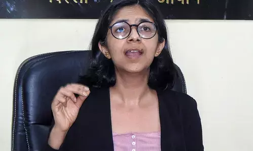 Delhi Crime News : दिल्ली में छह साल की बच्ची से छेड़छाड़, महिला आयोग ने पुलिस से मांगी रिपोर्ट