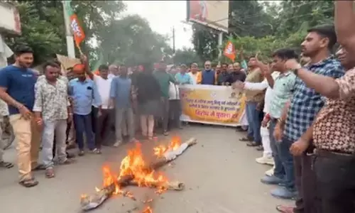 Bihar News : बिहार में छुट्टी कटौती के विरोध में भाजपा ने नीतीश कुमार का पुतला फूंका
