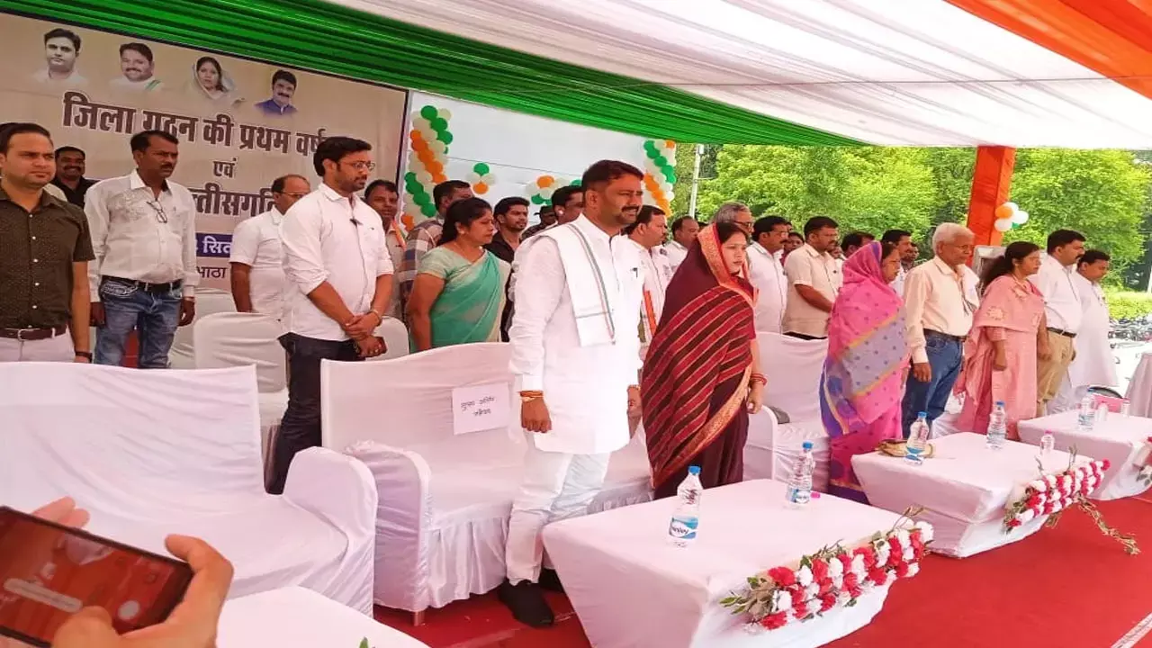 हर्षोल्लास से मनाया गया सारंगढ़ बिलाईगढ़ जिले की वर्षगांठ, संसदीय सचिव और विधायक ने किया सामूहिक नृत्य...