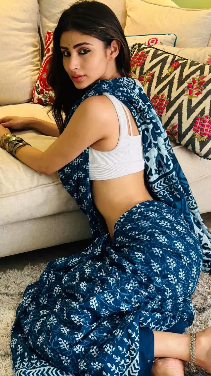 मौनी रॉय ने साड़ी पहन कर ढाया कहर, देखें हॉट फोटोज