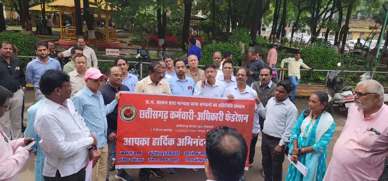 स्‍वास्‍थ्‍य कर्मचारियों की बर्खास्‍तगी के खिलाफ फेडरेशन ने खोला मोर्चा, विरोध में प्रदेशभर में सौंपा गया ज्ञापन, जानिए क्‍या है आगे की रणनीति