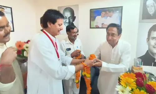 Madhya Pradesh News: चुनाव से पहले BJP को झटका, इस दिग्गज नेता ने थामा कांग्रेस का हाथ