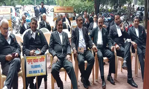 Bilaspur High Court News: एडवोकेट प्रोटेक्शन एक्ट को लेकर वकीलों का दो फाड़ प्रदर्शन, हाईकोर्ट बार एसोसिएशन में काम बंद, जिला न्यायालय में हुआ काम