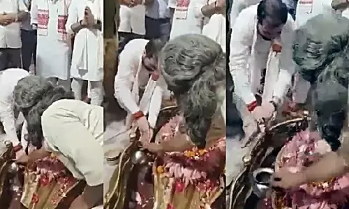 UP News: योगी के मंत्री ने शिवलिंग के अरघे में धोया हाथ, लोगों ने लगाया धर्म के अपमान का आरोप, वीडियो वायरल