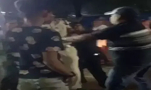 CG Bilaspur News-आरक्षक की पिटाई: थाने के कॉन्स्टेबल को चखना दुकान के संचालक ने पीटा, फिर डंडा लेकर दौड़ाया, वीडियो वायरल...