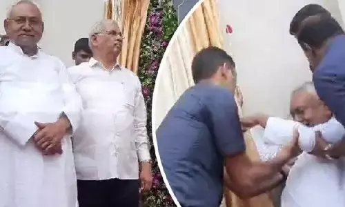 Nitish Kumar News: स्टेज पर गिरे बिहार के CM नीतीश कुमार, शिक्षक दिवस कार्यक्रम में पहुंचे थे, देखें Video