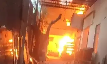 Ghaziabad News Today: फर्नीचर फैक्ट्री में लगी आग, घंटों बाद दमकल की नौ गाड़ियों ने पाया काबू